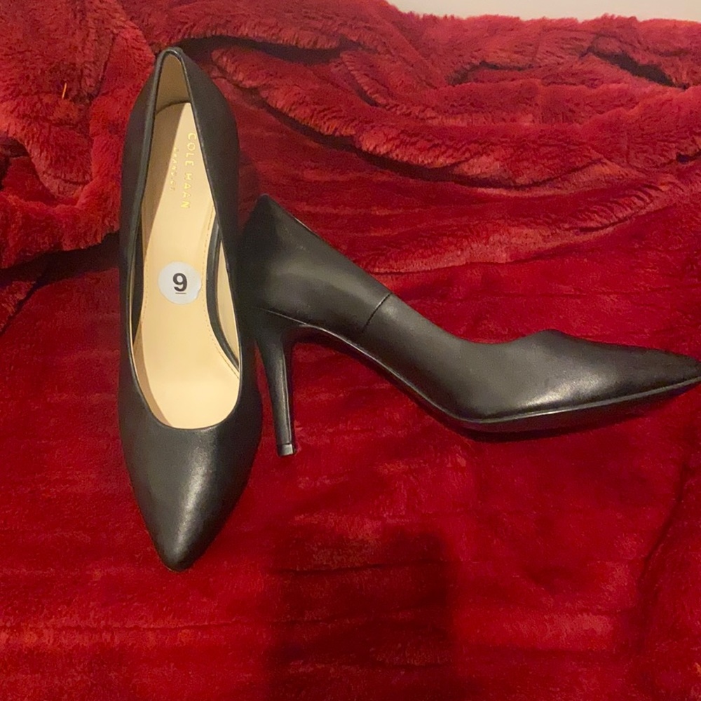 Black pumps